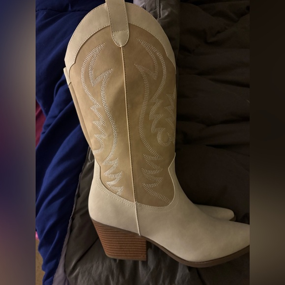 Cream and tan cowgirl boots - Picture 4 of 5